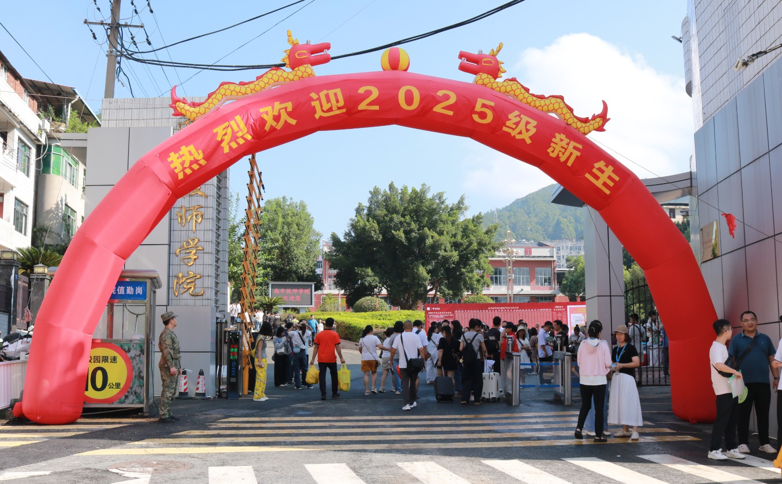 大门 (2).JPG 大门 (2).JPG