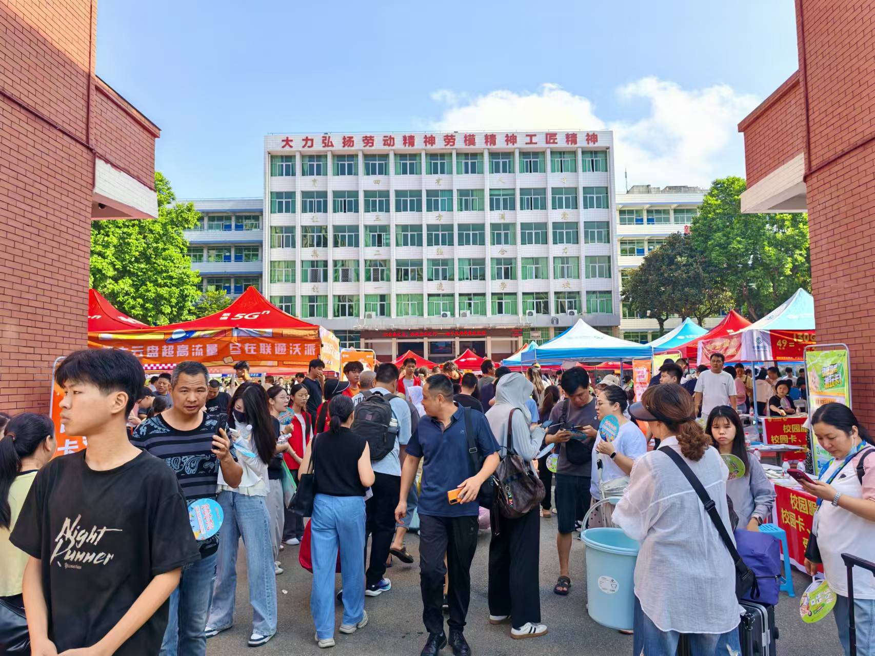 报名人群.jpg 报名人群.jpg