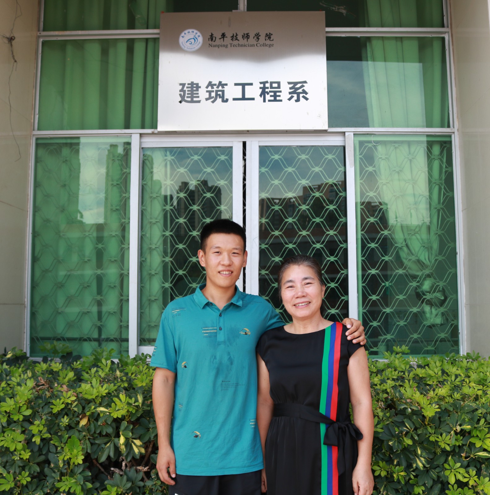 班主任合影_副本.jpg